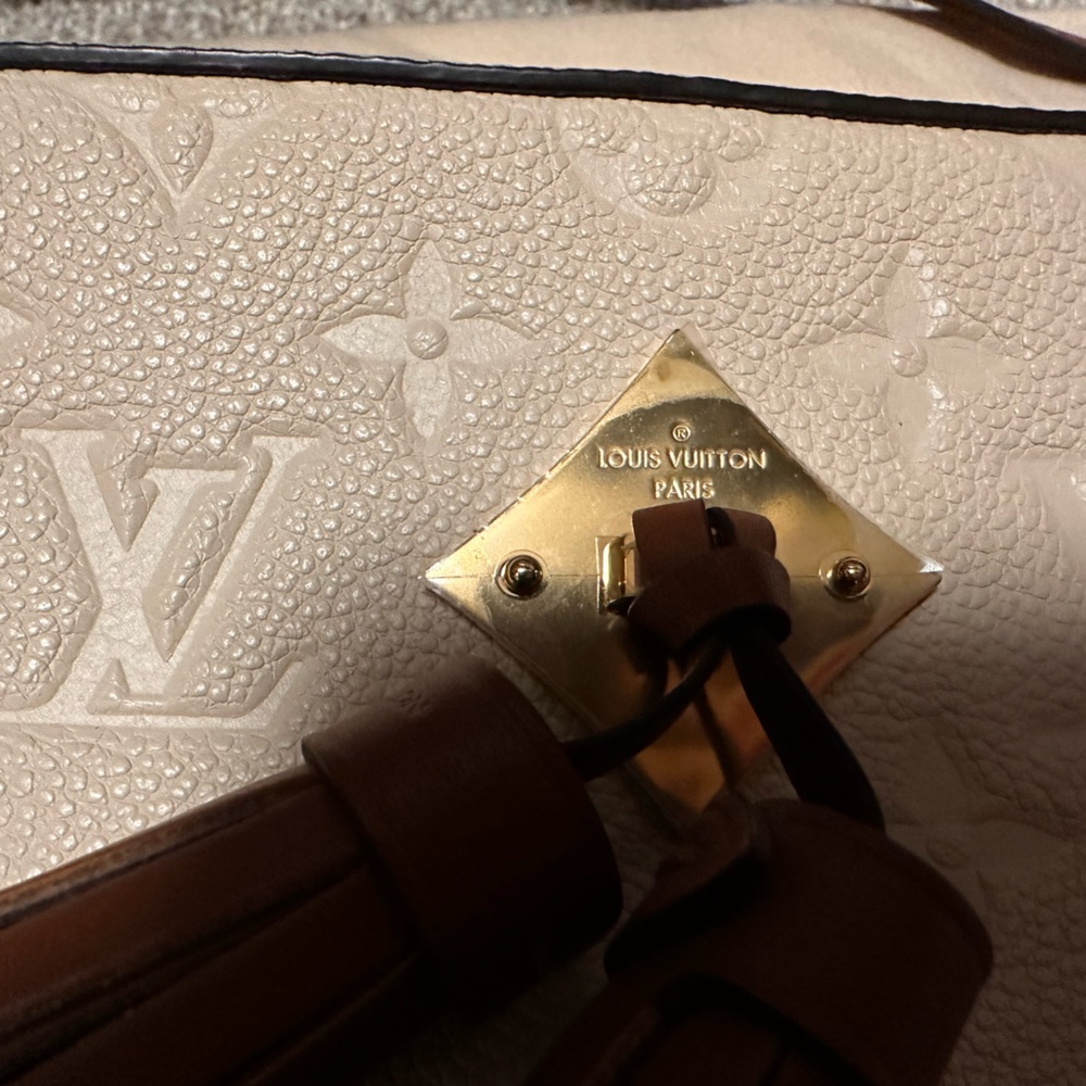 AUTHENTIC Louis Vuitton Saintonge camera bag in crème color